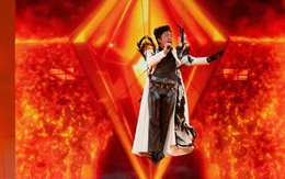 Tùng Dương đu dây xuống sân khấu, hát máu lửa