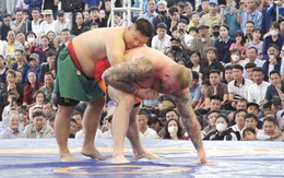 Đô vật Việt Nam tung đòn cổ truyền, hạ gục võ sĩ Nga ở hội làng