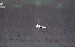 Iran tấn công căn cứ quân sự Mỹ, UAE tung clip đánh chặn UAV cảm tử