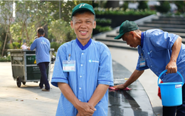 Gặp chú lao công vừa quét dọn vừa nhún nhảy theo điệu nhạc gây sốt MXH: "Hông vui cũng nhảy, vui cũng nhảy"