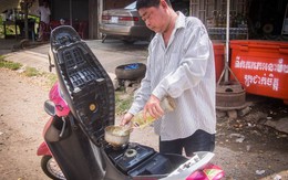 Phụ thuộc hoàn toàn vào nhập khẩu, giá xăng dầu ở nước láng giềng Việt Nam biến động phi mã