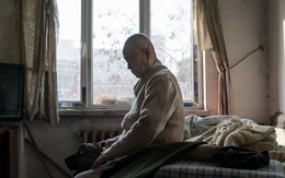 Chăm bố chồng nằm viện 10 năm, con dâu chỉ nhận được hộp bánh và một xấp tiền lẻ: Bài học đắt giá cho người chọn sống tử tế