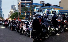 Cảnh tượng dòng xe xếp hàng dài chờ đổ xăng, Hà Nội công bố 21 cây hết hoặc tạm dừng bán