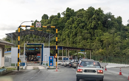 Xe phải đổ gần đầy bình xăng dầu mới được nhập cảnh nước láng giềng của Việt Nam