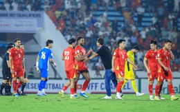 Khoảnh khắc HLV Kim Sang-sik ôm động viên từng học trò, ĐT Việt Nam chia tay nhau sau chiến thắng tưng bừng trước Malaysia