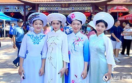 Khách Việt tới Trung Quốc sững người vì cảnh quá quen: Phụ nữ mặc áo dài, đàn bầu vang lên giữa làng