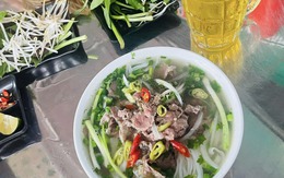 Giá tô phở tăng 10.000 đồng, chủ quán lời thêm hay chỉ ‘gồng lỗ’?