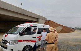 Bố giao xe cứu thương cho con trai chưa có giấy phép lái xe điều khiển