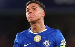 Enzo Fernandez vắng mặt trận gặp Man City dù đã xin lỗi Rosenior