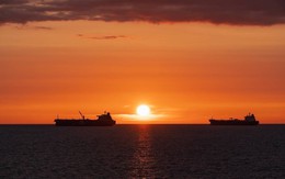Bao nhiêu tàu đang chờ được phép đi qua eo biển Hormuz an toàn?