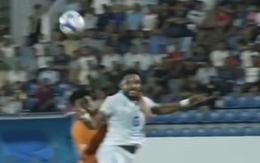 Nguyễn Xuân Son hoang mang: 'Tại sao trọng tài không thổi phạt đền'?