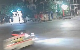 VIDEO: Xe cứu thương chở nhiều người bị lật sau khi tông xe bán tải ở ngã tư