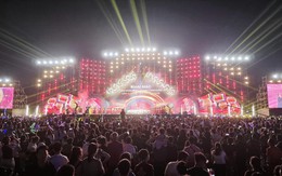 Tổng Giám đốc VOV Đỗ Tiến Sỹ đánh trống khai mạc Liên hoan Phát thanh toàn quốc lần thứ XVII