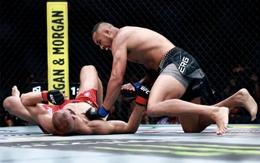 Khuỵu gối đầu trận, võ sĩ vẫn lật kèo giành đai UFC