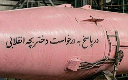 Tên lửa Iran màu hồng với dòng chữ lạ bay tới Israel: Câu chuyện phía sau khiến mạng xã hội bùng nổ