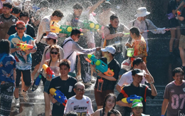 Chùm ảnh khiến chúng ta muốn bay sang Thái Lan ngay bây giờ: Láng giềng Việt Nam tưng bừng đón năm mới với “thủy chiến” trên phố