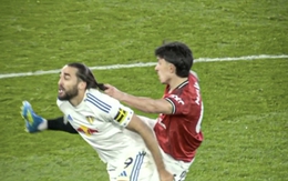 Hậu vệ Man Utd chơi xấu: Giật tóc đối thủ rồi nhận thẻ đỏ