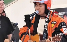 Chàng shipper giao đồ ăn bất ngờ được ca sĩ nổi tiếng mời đi diễn chung, ca sĩ hóa ra cũng từng làm shipper