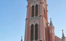 Khách Tây, khách Thái bay ngàn cây số đến TP.HCM vì lụy nhan sắc Nhà thờ hồng lúc hoàng hôn