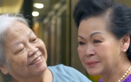 Khánh Ly đang đứng ở vỉa hè Hà Nội, bạn hàng xóm ùa ra ôm chầm