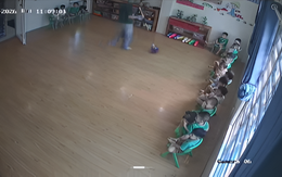 Hàng chục em bé ở nhà ngồi yên không quá 3 giây bỗng ngồi im như tượng khi lọt vào ống kính camera lớp mầm non