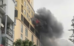 Hiện trường thót tim vụ cháy ngùn ngụt tại chung cư ở Hà Nội, cảnh sát cứu được nhiều người