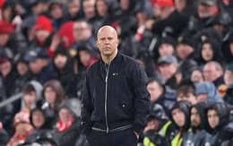 Arne Slot bức xúc vì Liverpool mất penalty trong ngày thua PSG