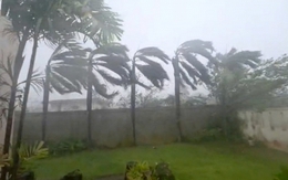 Siêu bão mạnh nhất hành tinh Sinlaku chính thức đổ bộ: Gió giật 240km/h, mái tôn bay khắp nơi, Tổng thống Mỹ ban bố tình trạng khẩn cấp