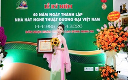 MC, ca sĩ Kim Huyền Sâm nhận kỷ niệm chương hơn 20 năm cống hiến nghệ thuật