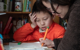 Quá stress khi dạy con làm bài tập, người mẹ bị xuất huyết não, mù tạm thời