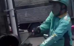 Tài xế xe ôm công nghệ cầm gậy 3 khúc đánh người đi đường giữa giao lộ ở TP.HCM