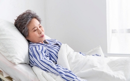 Có lương hưu 30 triệu đồng/tháng, cả đời bận rộn "làm người tốt", 68 tuổi nằm bên giường bệnh tôi hối hận: "Biết trước tôi đã không hồ đồ"