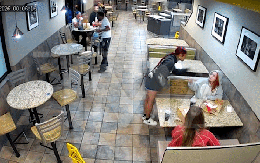 Công bố CCTV cảnh ca sĩ đình đám bị hành hung, tát thẳng mặt giữa quán ăn  