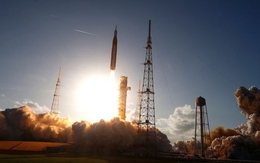 Khoảnh khắc quan trọng của nhân loại: Con tàu đưa 4 phi hành gia trở lại khám phá Mặt trăng lần đầu sau hơn 50 năm đã cất cánh!