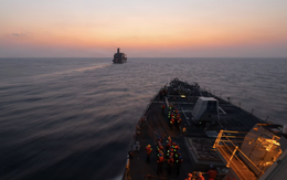 Nghẹt thở khoảnh khắc hải quân Mỹ đu dây, đổ bộ tàu Iran trong đêm