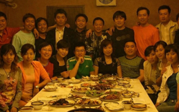 Đi họp lớp, tôi tranh thanh toán hoá đơn 162 triệu đồng: Về nhà nhìn 1 hành động của lớp trưởng mà chết sững