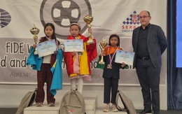 Đỉnh miễn bàn: Bé gái 8 tuổi giành HCV cờ vua thế giới về cho Việt Nam