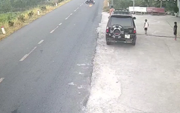 Tai nạn hy hữu: Va phải bóng trẻ em đá ra đường, người đi xe máy tử vong