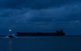 Trong đêm tối ngoài khơi vịnh Ba Tư, 4 triệu thùng dầu Iran đột nhiên 'biến mất khỏi hệ thống theo dõi', vượt qua vòng vây Mỹ - chuyện gì đang xảy ra?