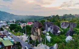 Việt Nam có hòn đá niên đại triệu năm cạnh đường lớn: Ở nơi sắp lên thành phố trực thuộc Trung ương