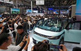 Qua rồi cái thời làm 'công xưởng gia công' cho thế giới, giờ các nước 'xếp hàng' sang quốc gia hàng xóm của Việt Nam để săn xe điện