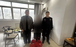 Thu giữ 3 chiếc điện thoại, hơn 4,7 tỷ đồng tiền mặt trong vali và bắt khẩn cấp 1 người