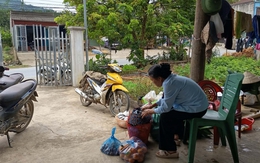 Nhìn mẹ tôi mang đồ quê lên biếu thông gia và phản ứng vô tư của bố mẹ chồng làm tôi trào nước mắt