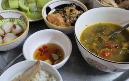 Ngày đầu về nghỉ lễ mẹ chồng bày mâm cơm mà tôi không muốn ăn, không hiểu sao bà lại làm vậy!