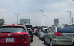 Kẹt xe hơn 10 km ở TP.HCM, phương tiện rồng rắn xếp hàng giữa nắng nóng