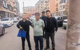 Chặn shipper giữa đường, thu giữ 4 cây vàng và hơn 153 triệu đồng giấu trong nồi cơm điện