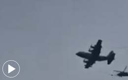 Khoảnh khắc 2 trực thăng Mỹ trúng đạn Iran khi tìm kiếm phi công tiêm kích bị bắn rơi