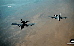 Mỹ mất 2 máy bay chiến đấu, phi công bị Iran săn lùng: Ông Trump rơi vào hiểm cảnh mới