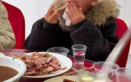 Bức ảnh đứa trẻ ngồi ăn cơm khiến dân mạng giật mình: Đây chính là hậu quả của việc bố mẹ không kiểm soát con xem gì trên điện thoại!