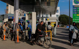 Từng khoe kỷ lục 20 tàu vượt eo biển Hormuz giữa chiến sự, quốc gia châu Á này lại bất ngờ tăng giá xăng dầu lên mức không tưởng - tương đương 150.000 đồng/lít dầu diesel